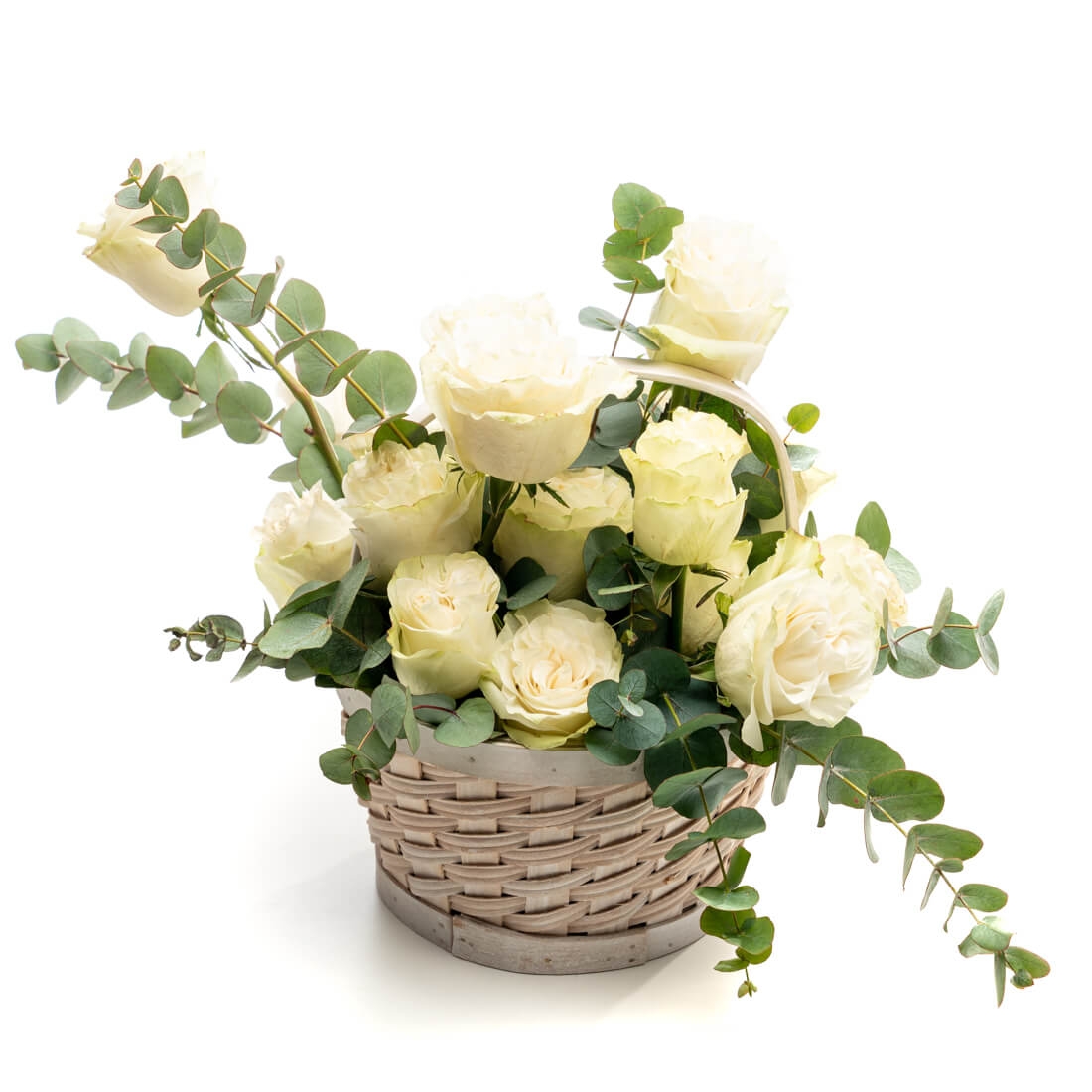 Aranjament floral in cos din trandafiri albi, ruscus - Trandafiri