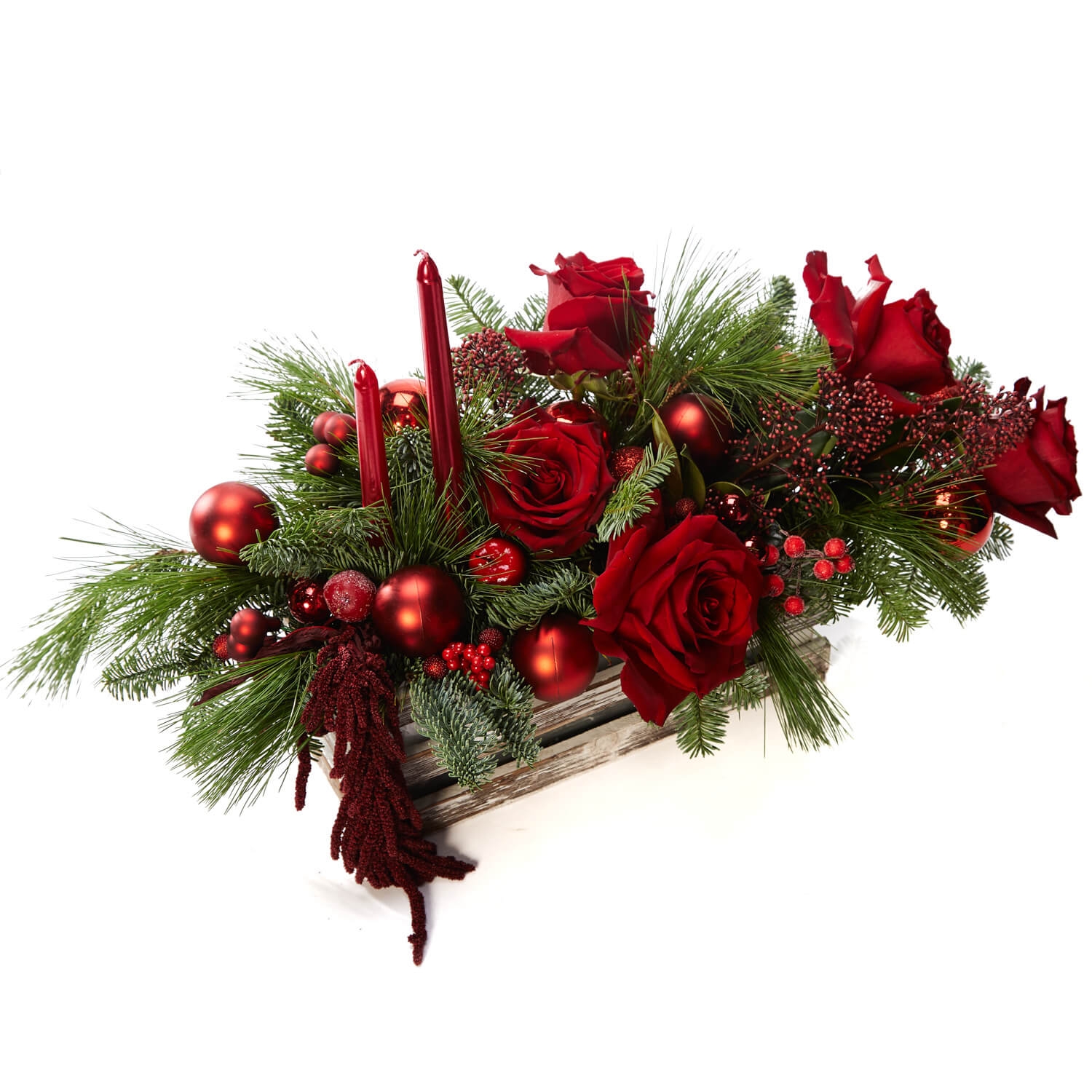 Aranjament floral cu trandafiri rosii, skimmia si globuri - Skimmia|Trandafiri