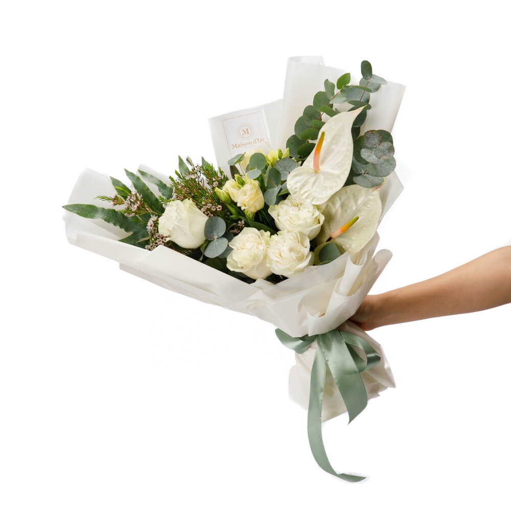 Buchet de flori cu trandafiri si anthurium alb - Anthurium|Lisianthus|Trandafiri