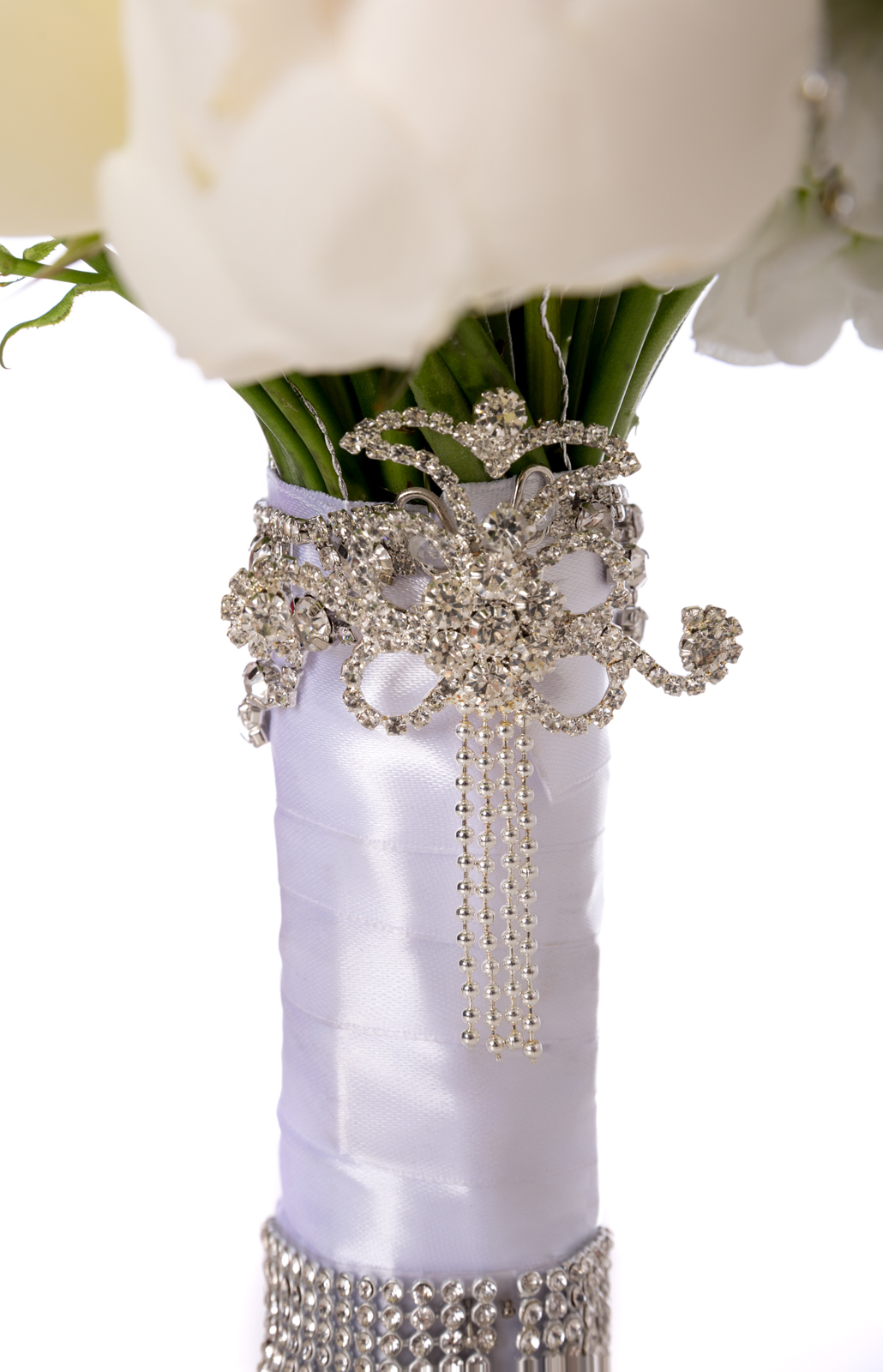 Buchet de mireasa bujori albi - Bujori|Hortensie|Lisianthus|Minirosa|Trandafiri