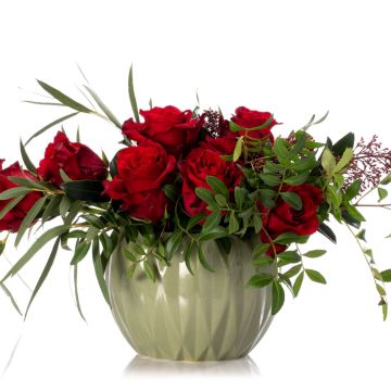 Aranjament floral in vas ceramic cu trandafiri rosii si skimmia
