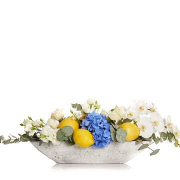 Aranjament floral cu hortensie, trandafiri albi si lamai 