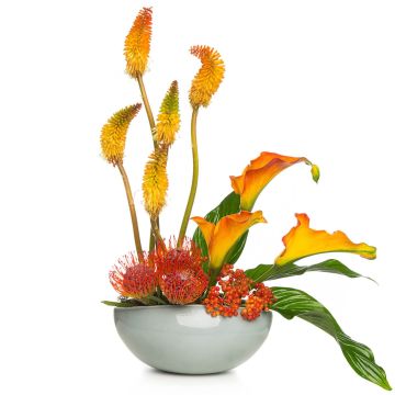 Aranjament floral cu cale si viburnum