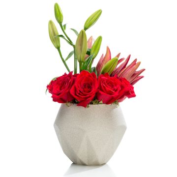Aranjament floral business cu crini si trandafiri rosii