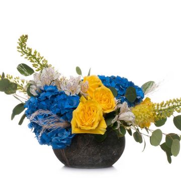 Aranjament floral cu hortensii albastre si trandafiri galbeni