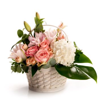 Aranjament floral in cos cu crin roz, minirosa si hortensie alba