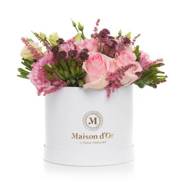 Aranjament floral cu astilbe si trandafiri roz