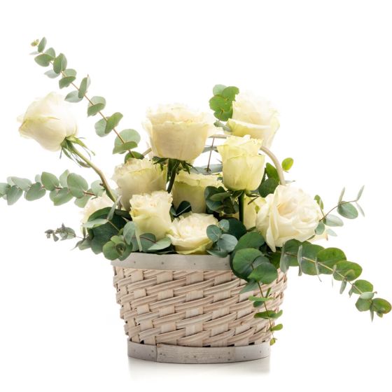 Aranjament floral in cos din trandafiri albi, ruscus