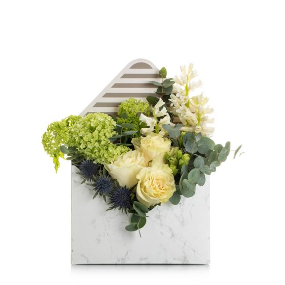 Aranjament floral in cutie plic cu  trandafiri albi			