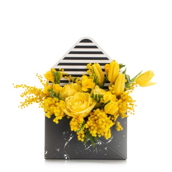Aranjament floral in cutie plic cu trandafiri galbeni