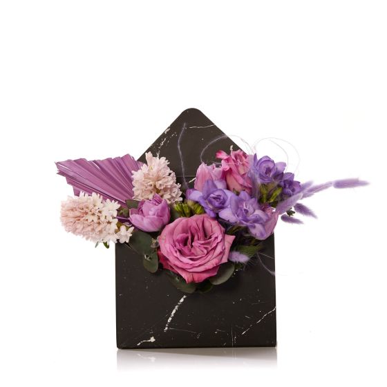 Aranjament Floral In Cutie Plic cu zambile