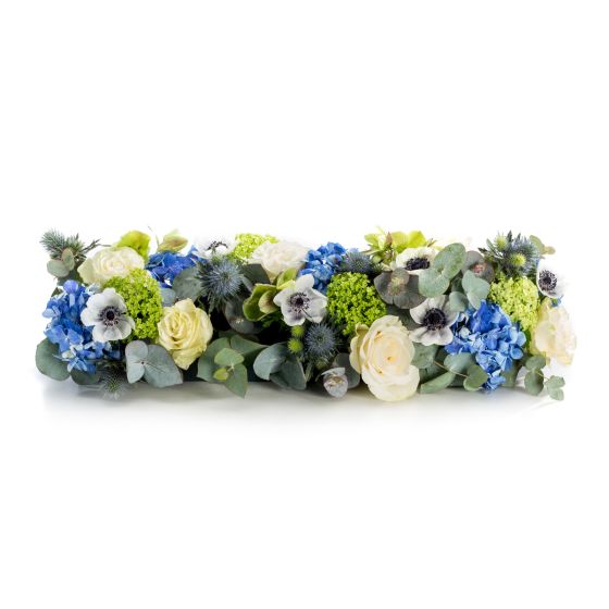 Aranjament prezidiu din trandafiri albi si hortensii albastre