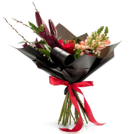 Bouquet of antirrhinum and hypericum flowers