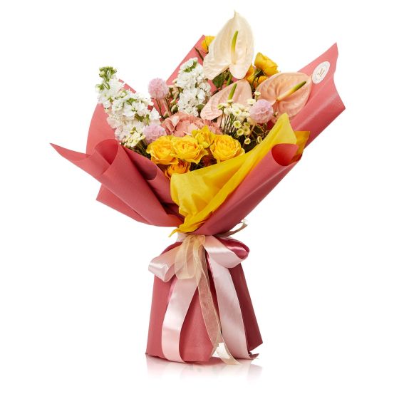 Bouquet of roses and pink lisianthus