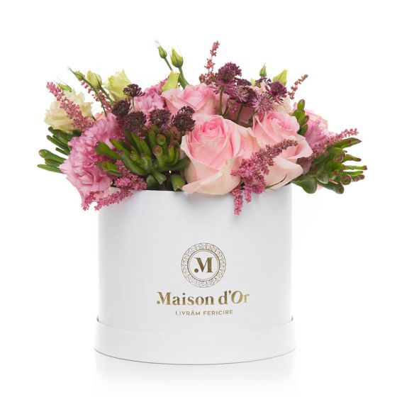 Aranjament floral cu astilbe si trandafiri roz
