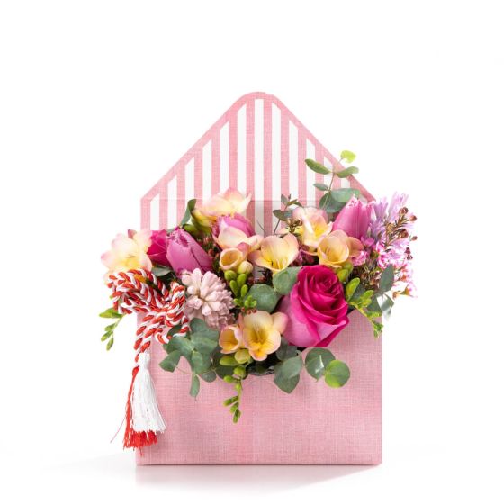 Aranjament floral in cutie plic cu zambile, lalele si frezii - Ofera corporate