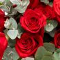 Aranjament floral in cos din trandafiri rosii, ruscus