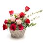 Aranjament floral in cos din trandafiri roz, ciclamen, rosii
