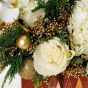 Aranjament floral in plic de Craciun cu trandafiri albi si globuri aurii