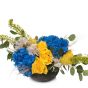 Aranjament floral cu hortensii albastre si trandafiri galbeni