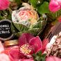 Cutie rotunda cu lalele, minirosa, Bottega Rose Gold Prosecco, 2 lumanari parfumate si 3 baloane inima - Pachet cadou 1-8 Martie