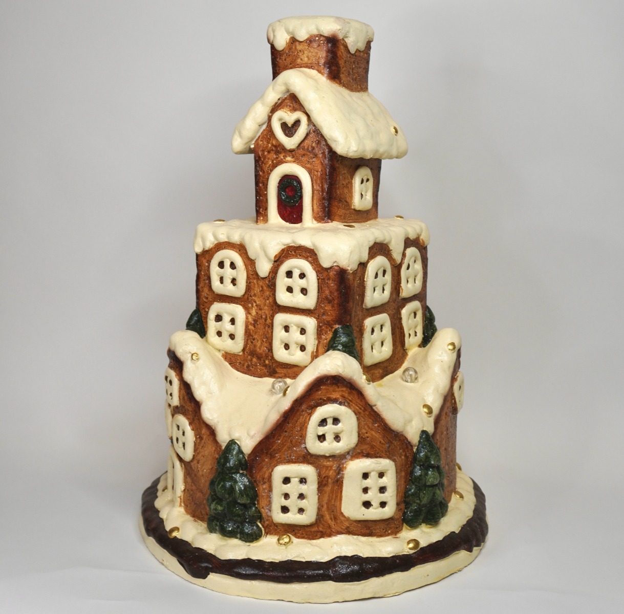 Casa din turta dulce in forma de tort de Craciun